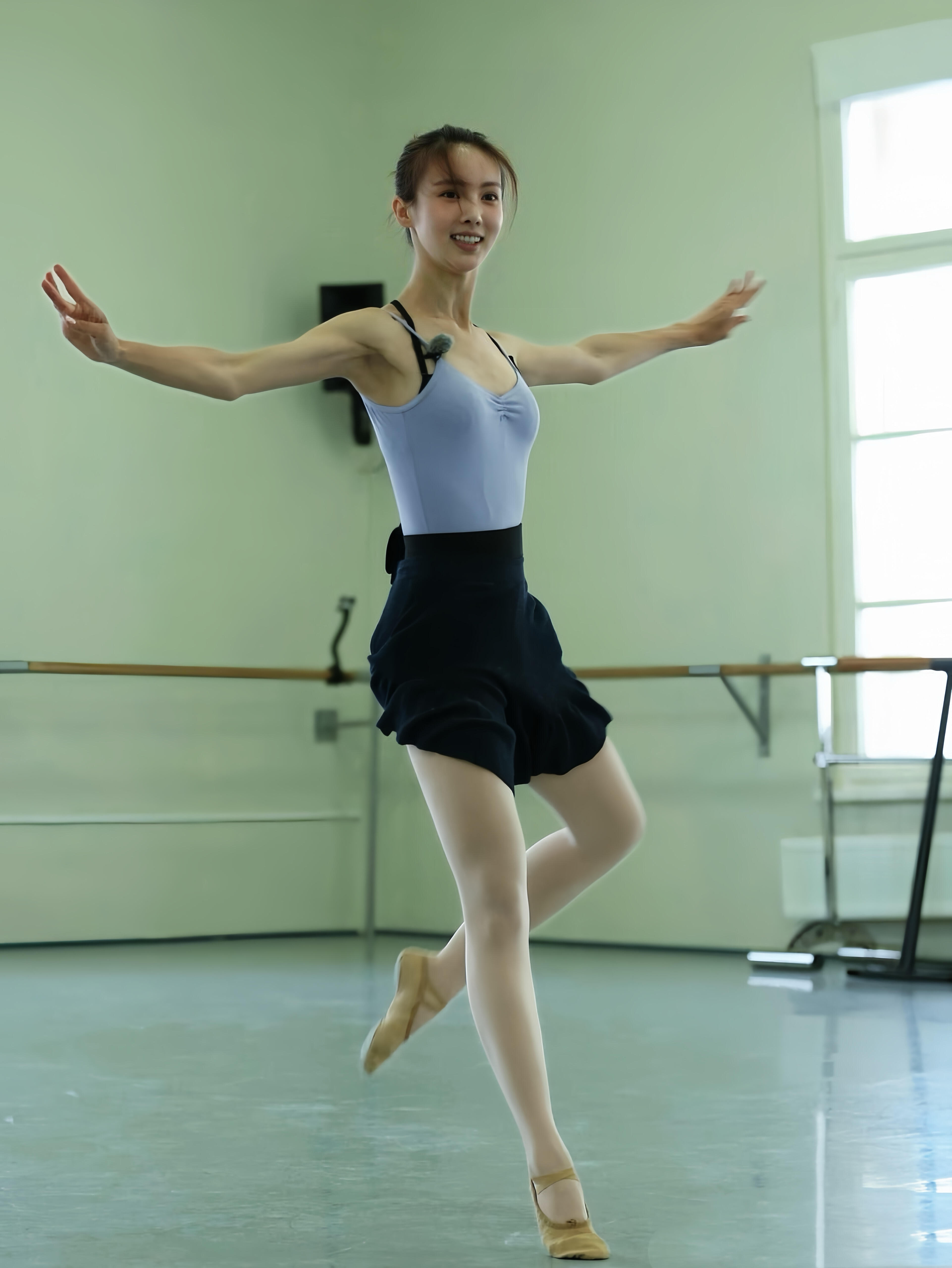 早期金晨跳芭蕾的舞腿好短啊 