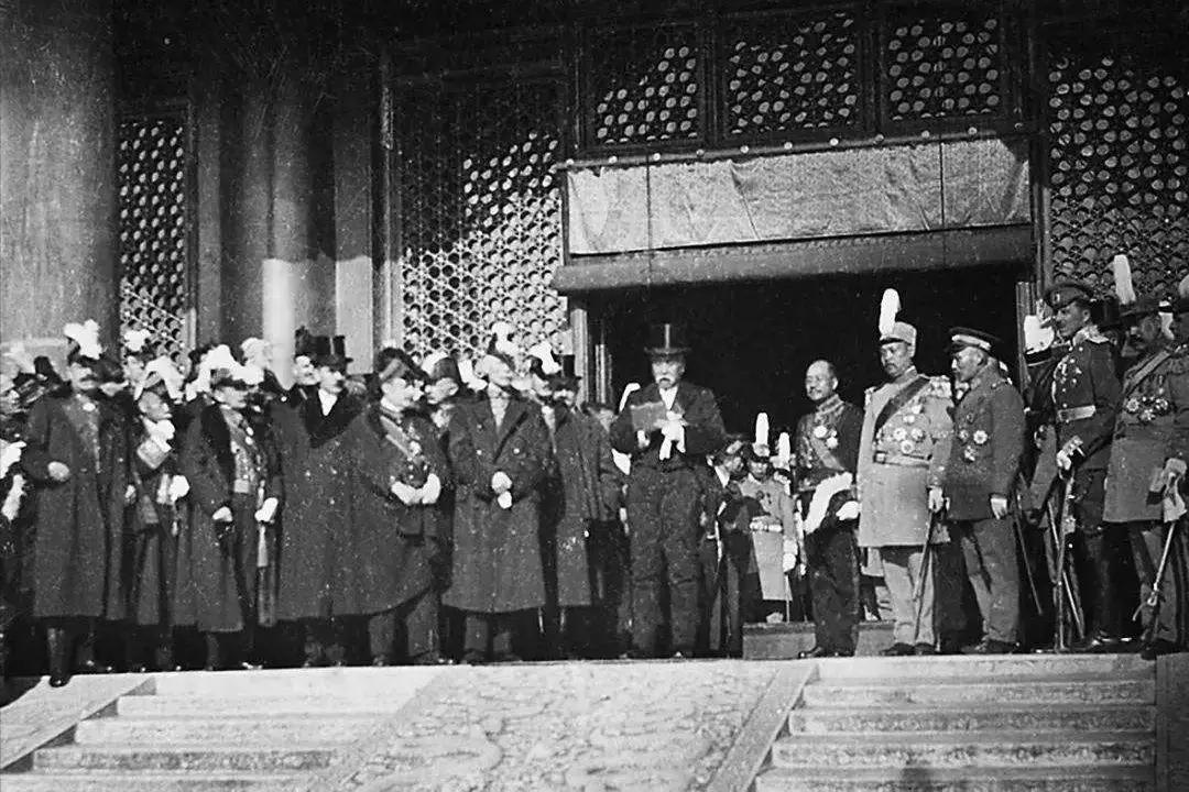 了解过历史的我们都知道：一战期间中国北洋政府经过“府院之争”，最终非常慎重的选择