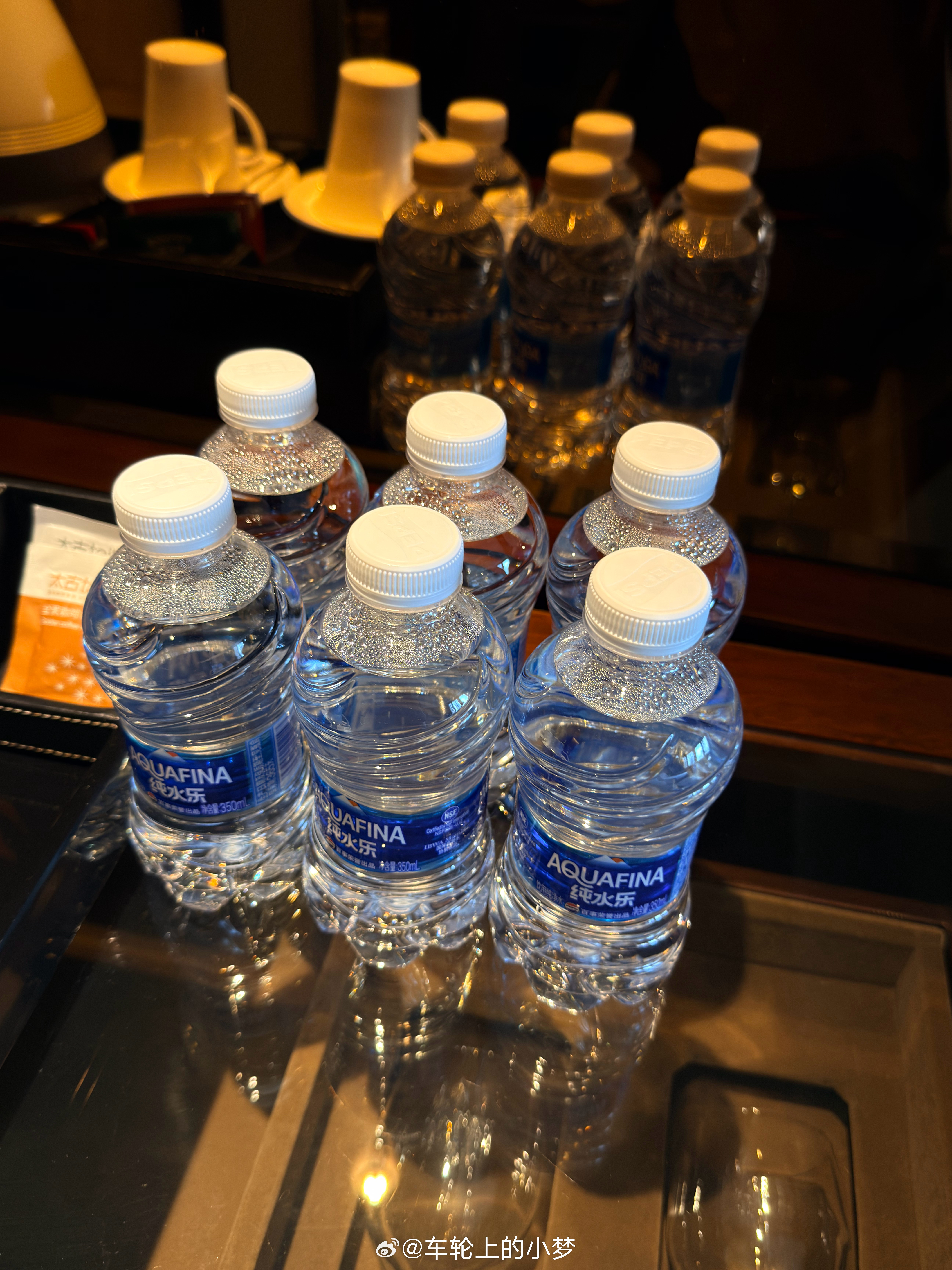 这酒店行啊！知道我爱喝矿泉水，给我准备了6瓶！ 深圳·中海凯骊酒店