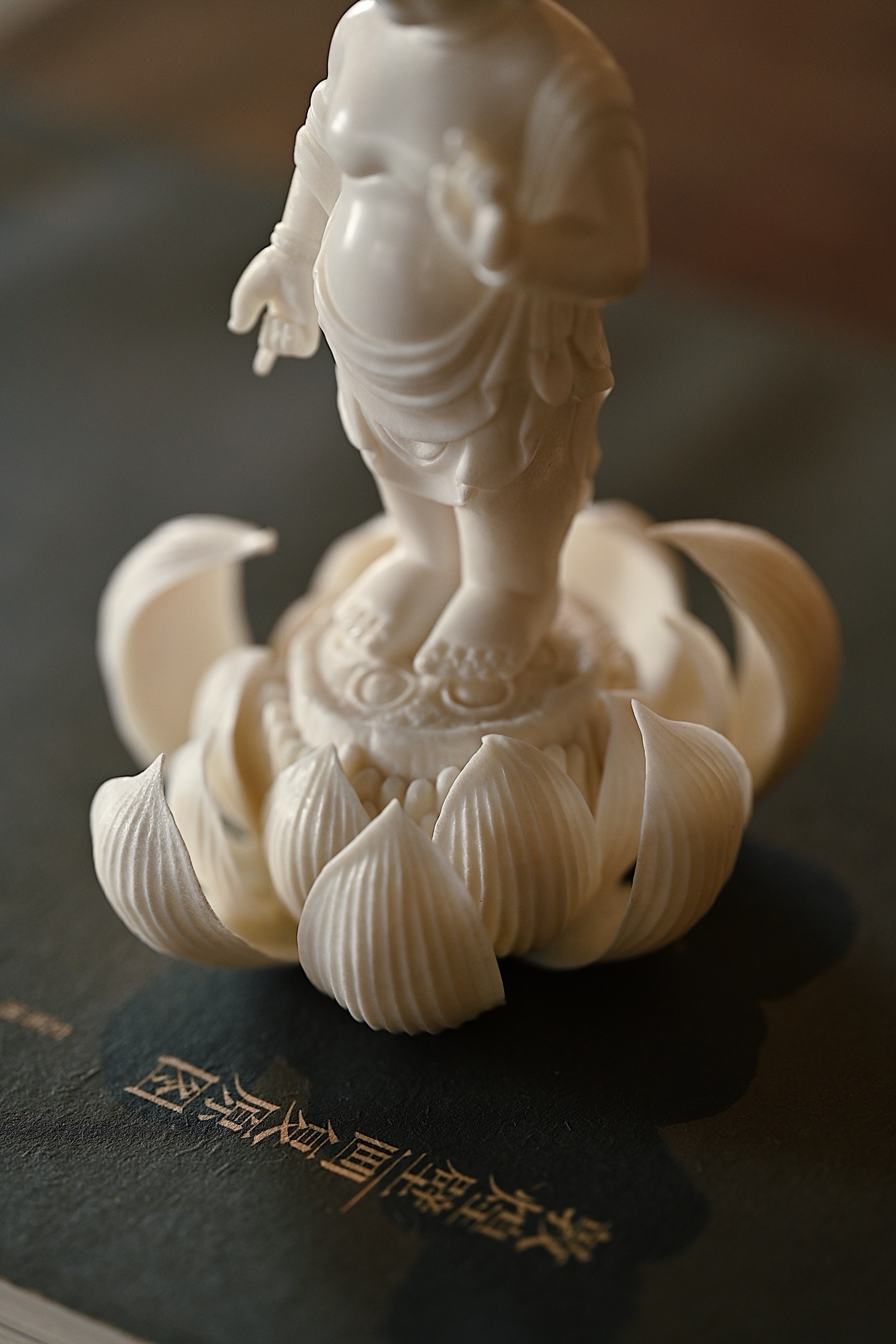 鹿角 | 太子佛造像以温润材质雕就，莲瓣舒展，孩童法相纯真肃穆，一手指天、一手指