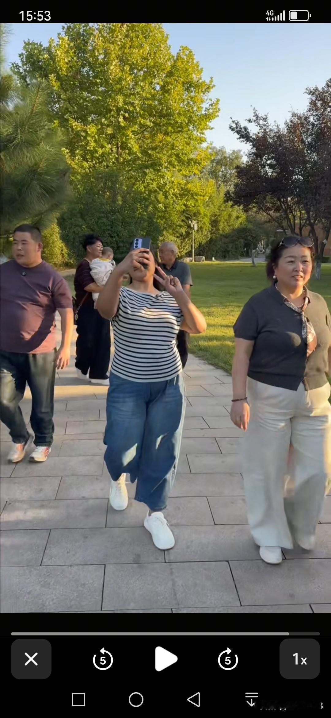 陆游又带着凯伦去到动物园。凯伦现在是见到什么都很稀奇，不停拍照。很多美食小吃也很
