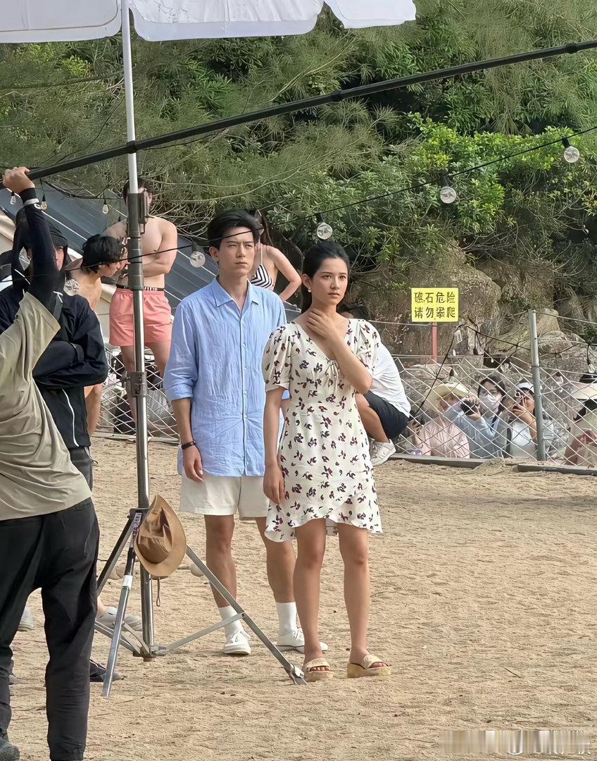 李现张婧仪路拍长这样，还是加上滤镜吧 