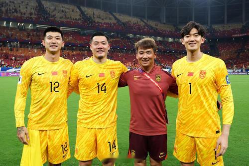 颜骏凌时隔1年多重返国足首发，18强赛未获上场时间国足对阵韩国的首发名单已经公布