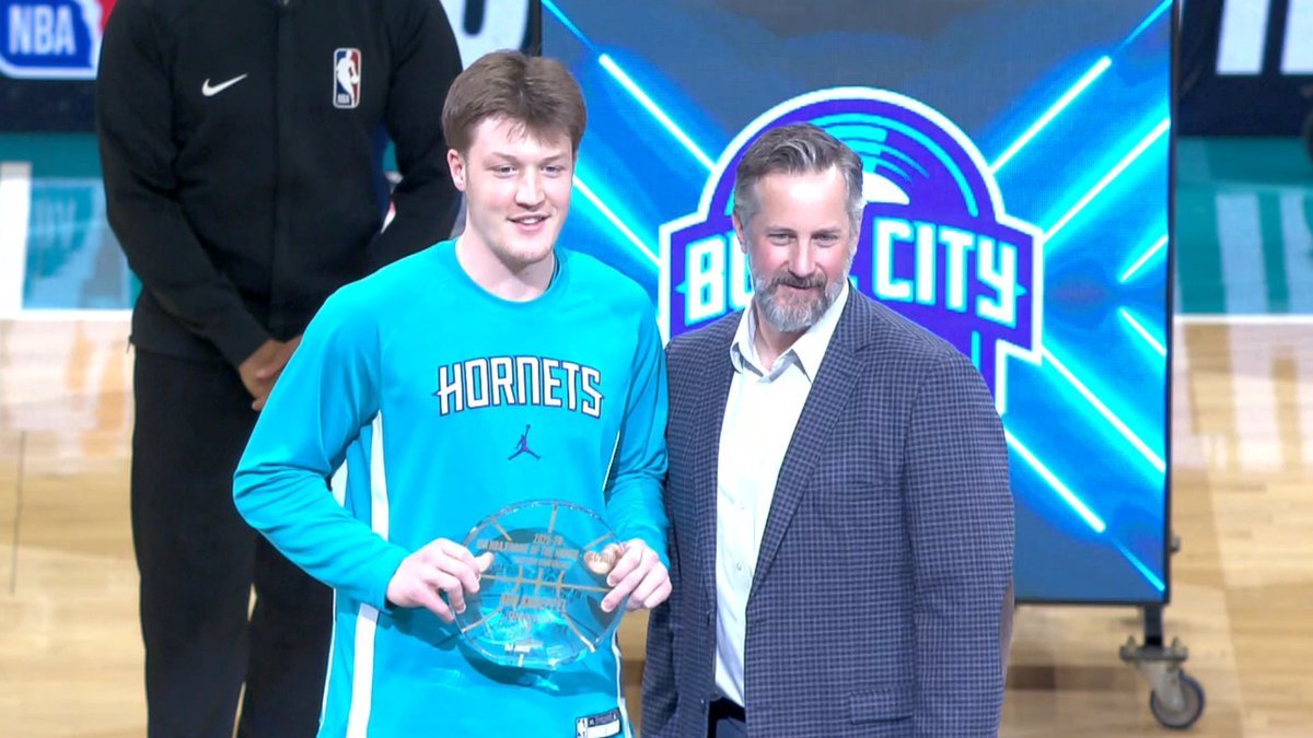 今天克努佩尔领取了自己的第一个月最佳新秀奖杯面对公牛半场 17+4+5，而且比赛