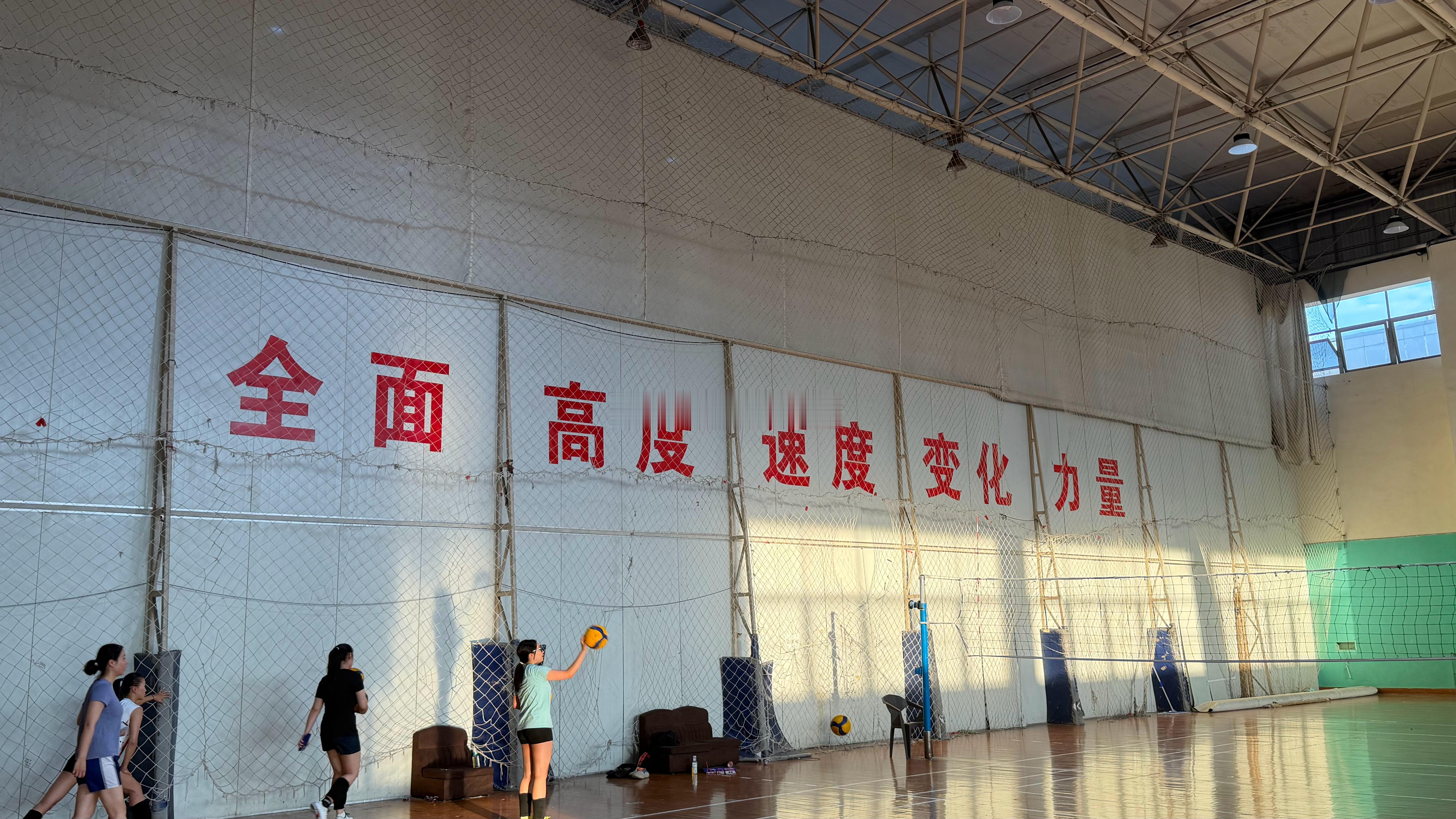 这是我在打球的一个球馆拍的。排球运动员你看她天赋能力如何，就用这五个词去对标就行