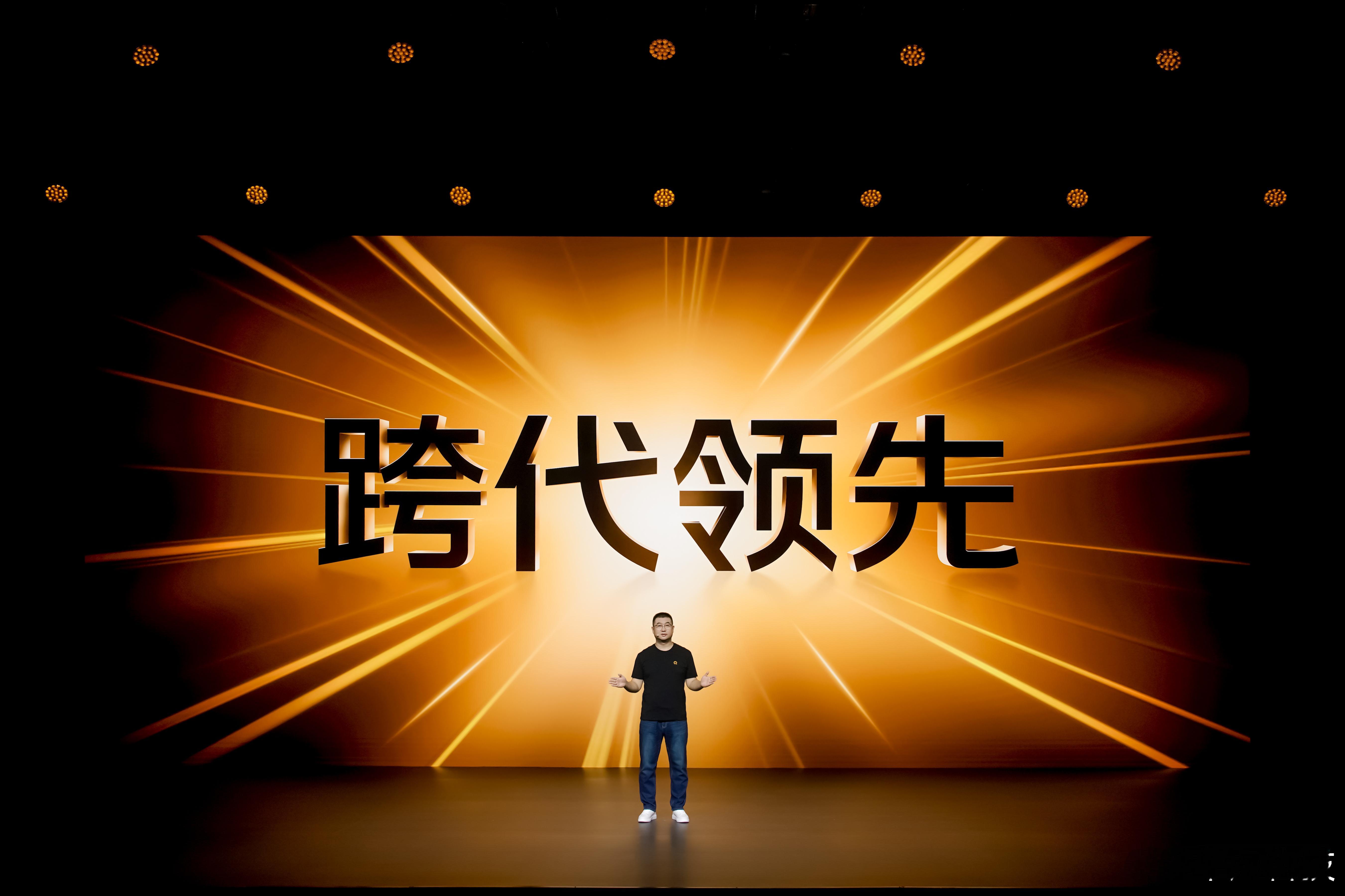 iQOO15采用了跨代领先的2K三星珠峰屏，拥有三星显示最新、最好的发光材料，并