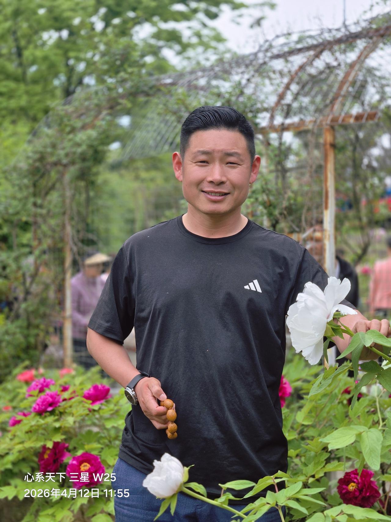 人间最美四月天，四月天里牡丹最美，一眼沦陷整个春天
人间最美四月天，春风如约，繁