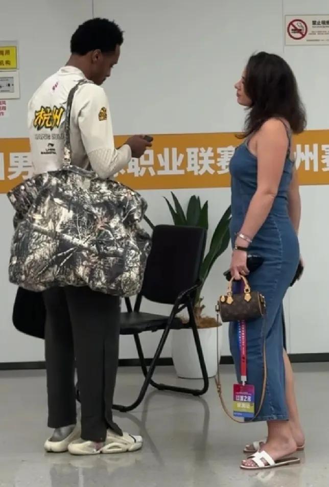 广厦外援布朗的女友都准备等他打完第五场总决赛拿下冠军侯一起去度假的，结果白等了！