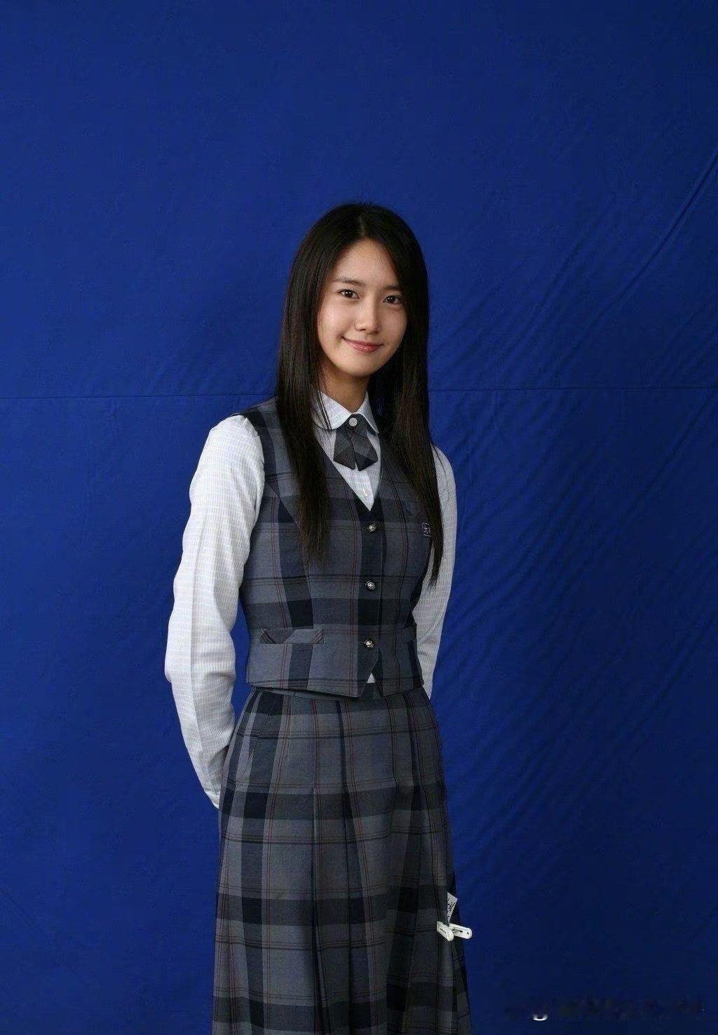 学生时代的林允儿，清纯可人，是校园里的一道亮丽风景线。 