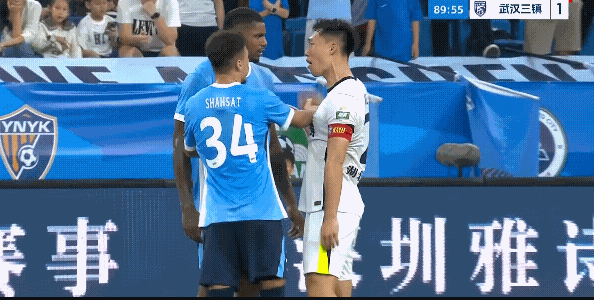 我想知道万一贺惯真的和韦斯利一对一发生冲突，谁会先倒地？为什么我们的一些球员越有