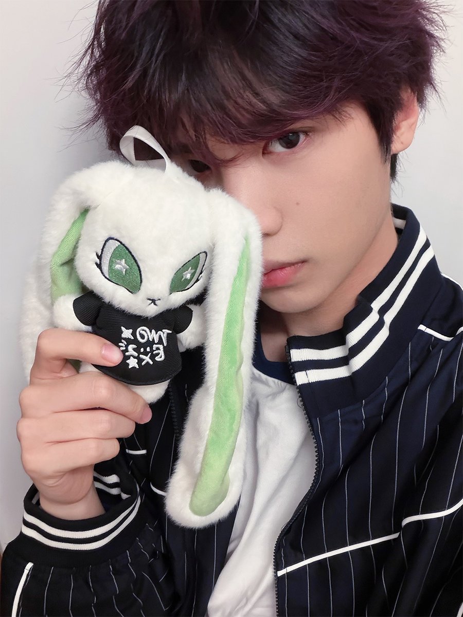 黄明昊 黄明昊我的妈耶黄明昊张十一“靠近光，追随光，成为光，散发光，期待光，感受