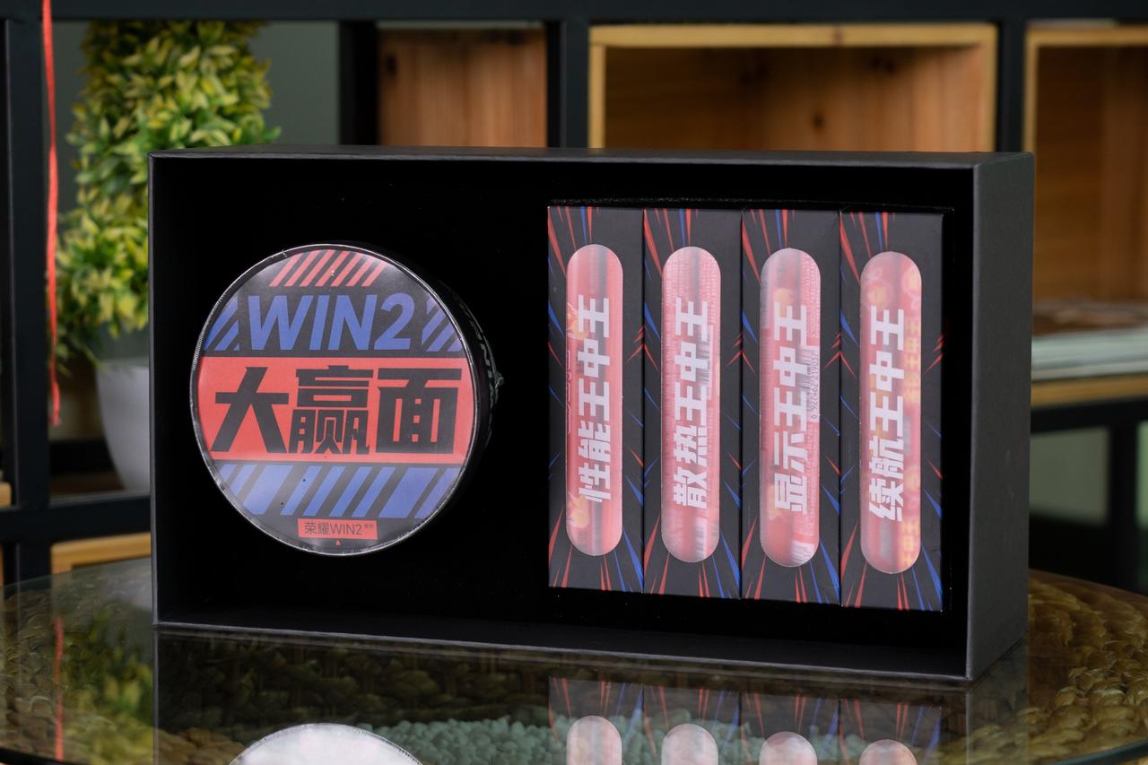 这邀请函有力气！
荣耀WIN2系列邀请函竟然竟然直接给了泡面和火腿的“场面赢”组