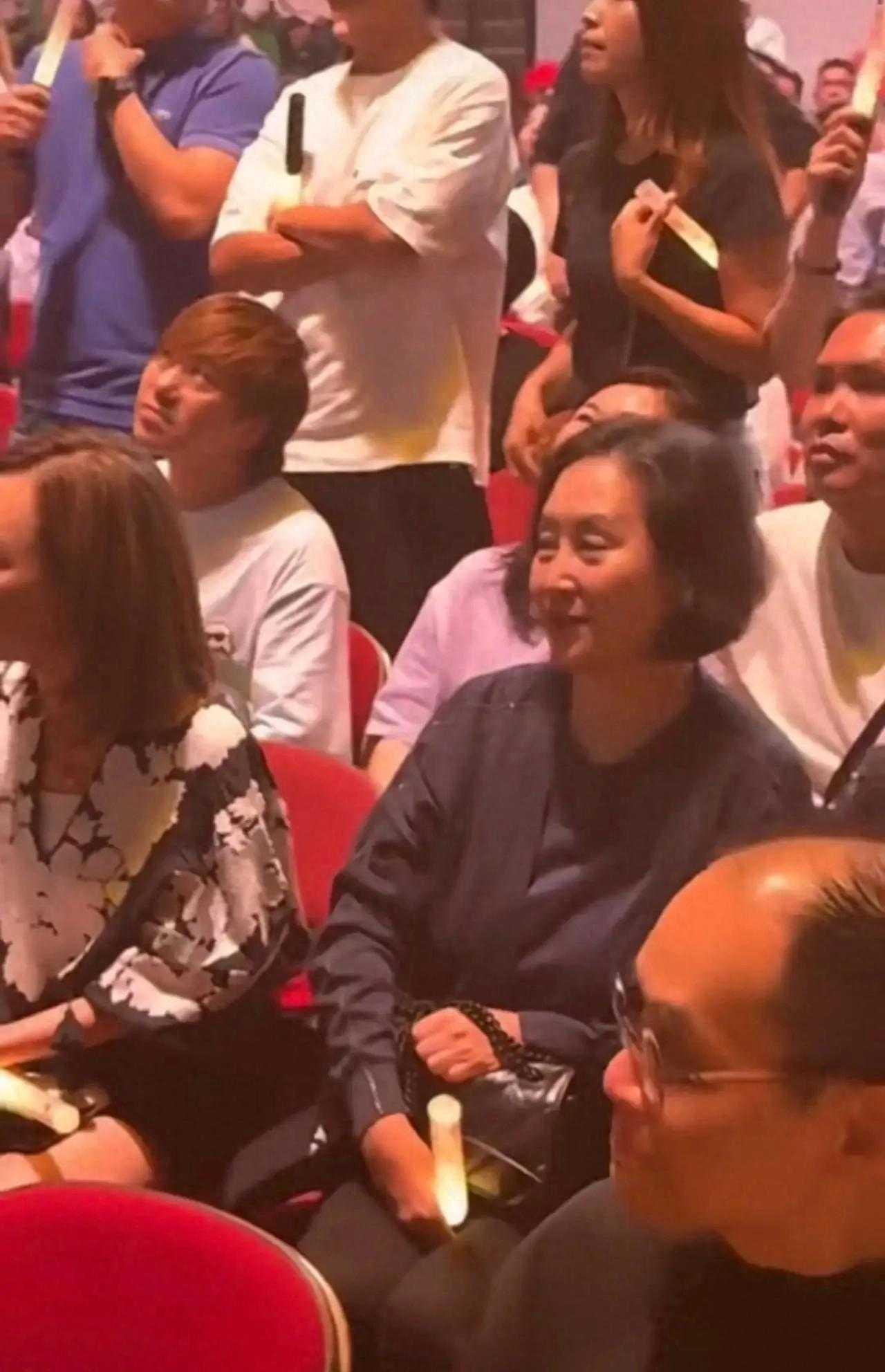 何超琼黑衣短发观演，百亿身家低调宛若寻常路人
何超琼现身古天乐演唱会，黑衣短发素