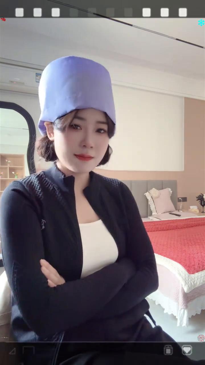 我做不了玫瑰也当不了月季，我想我应该是田园里的洋节梗，自信且真诚。我的梦里有大海