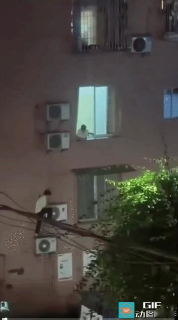 这是轻车熟路啊！七夕约会硬生生玩成飞檐走壁
 
七夕到了，网上各路约会名场面刷屏