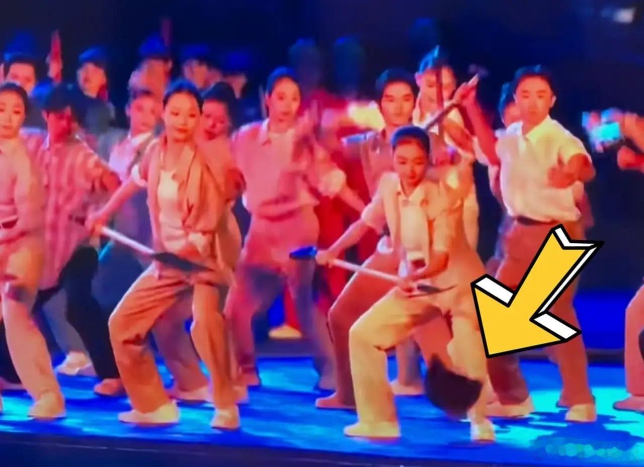 我朋友在全运会闭幕式现场，她说全程盯着舞台生怕错过名场面，结果就在节目高潮时刻，