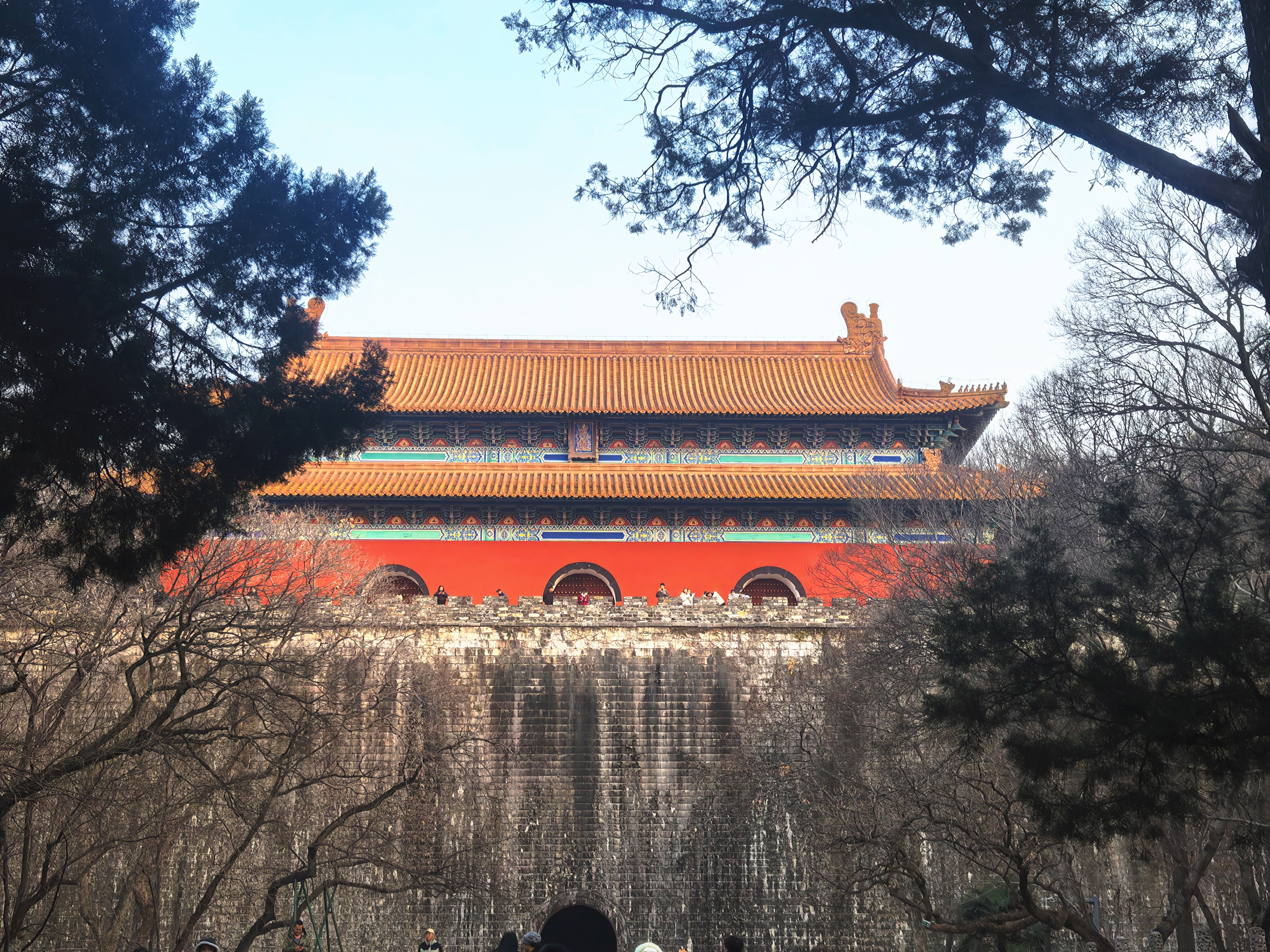 驻足孝陵神道，石像沉默如六百年前的卫士。抚摸宝城斑驳砖石，忽觉指尖触到的不只是沧