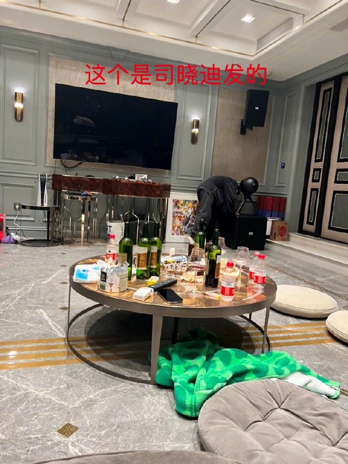 司晓迪 鹿晗客厅鹿晗 司晓迪鹿晗发的和司晓迪发的，看起来是不是同一个地方？ 