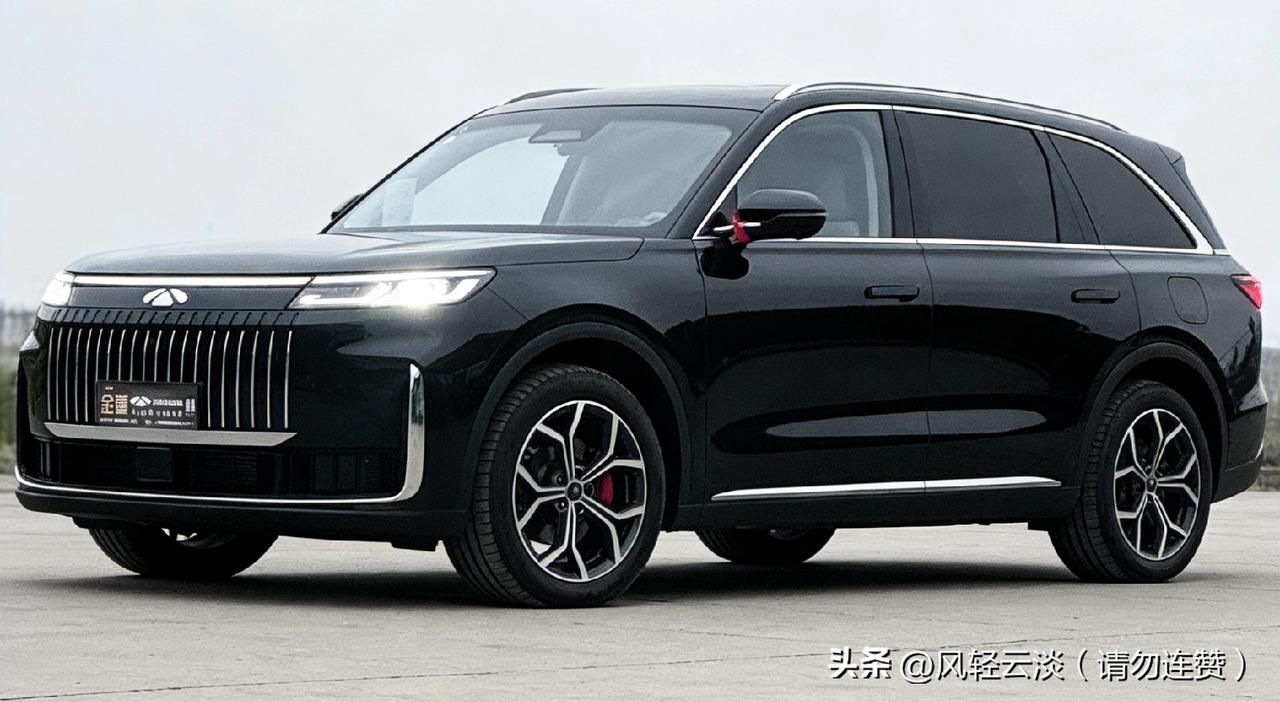 儿子的新车，装着一大家子的快乐
 
儿子又换车了，风云T11，我不懂车，只觉得价