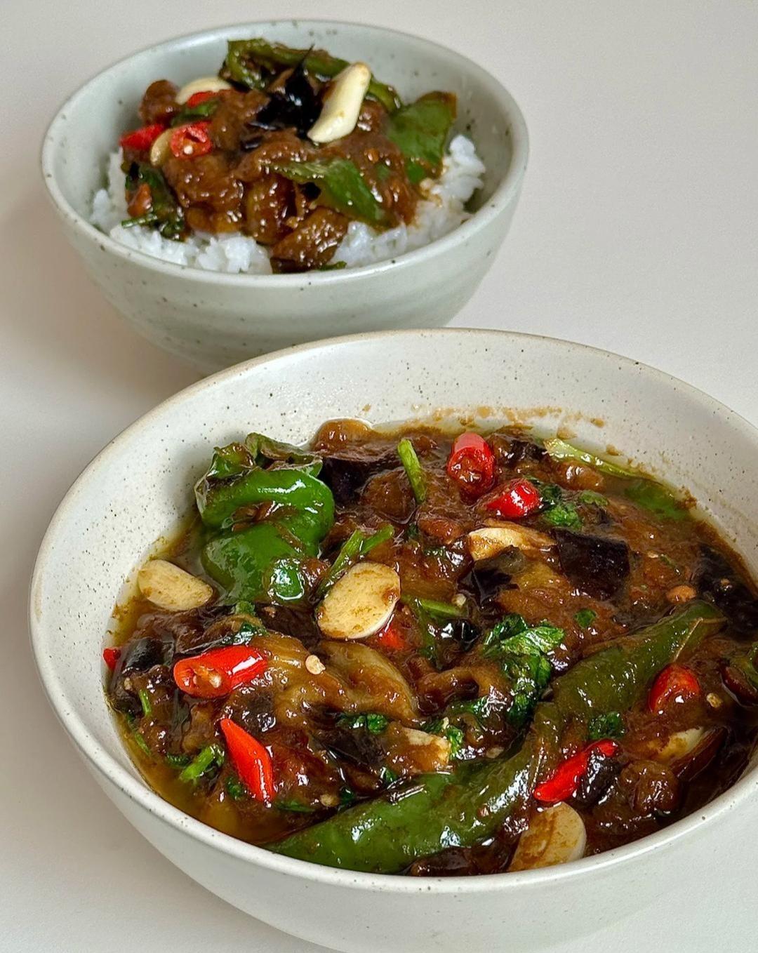 辣椒茄子酱是道下饭神器。鲜红辣椒剁碎，紫茄切丁，热油爆香蒜末，下锅翻炒至茄软椒辣