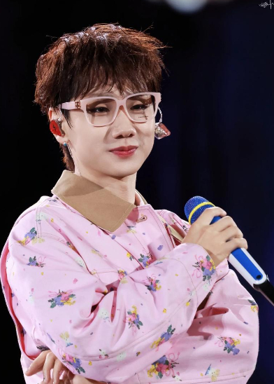 1.汪苏泷在感情里非常大方，对女朋友相当宠溺，不仅会主动给她买各种名牌包包和衣服