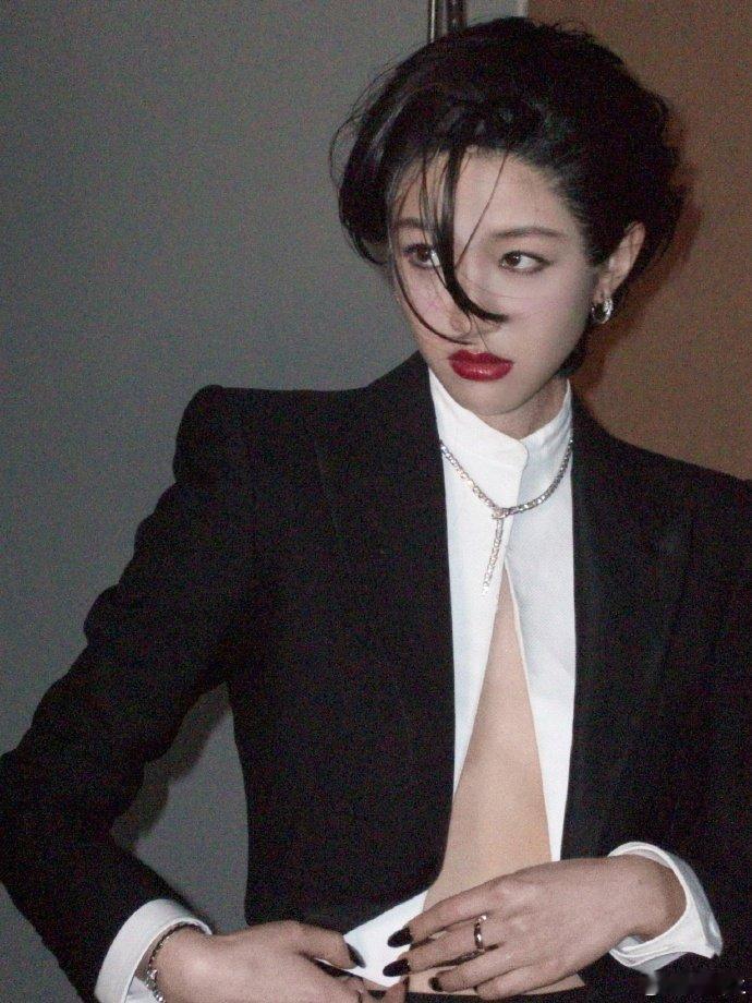 向涵之短发好帅向涵之剪短发好飒向涵之剪短发造型展现独特魅力，啊啊啊啊我的老公姐好