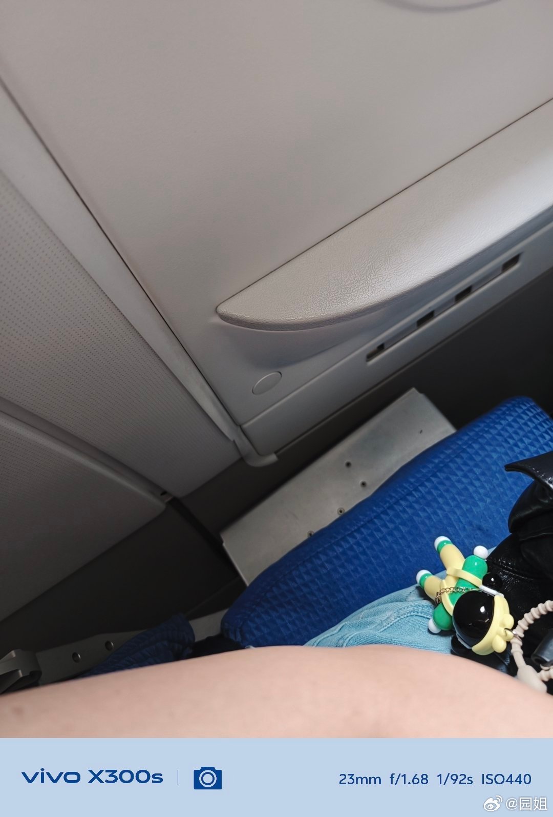 为了宽敞，我选了安全出口结果没有左边扶手胳没地方放 