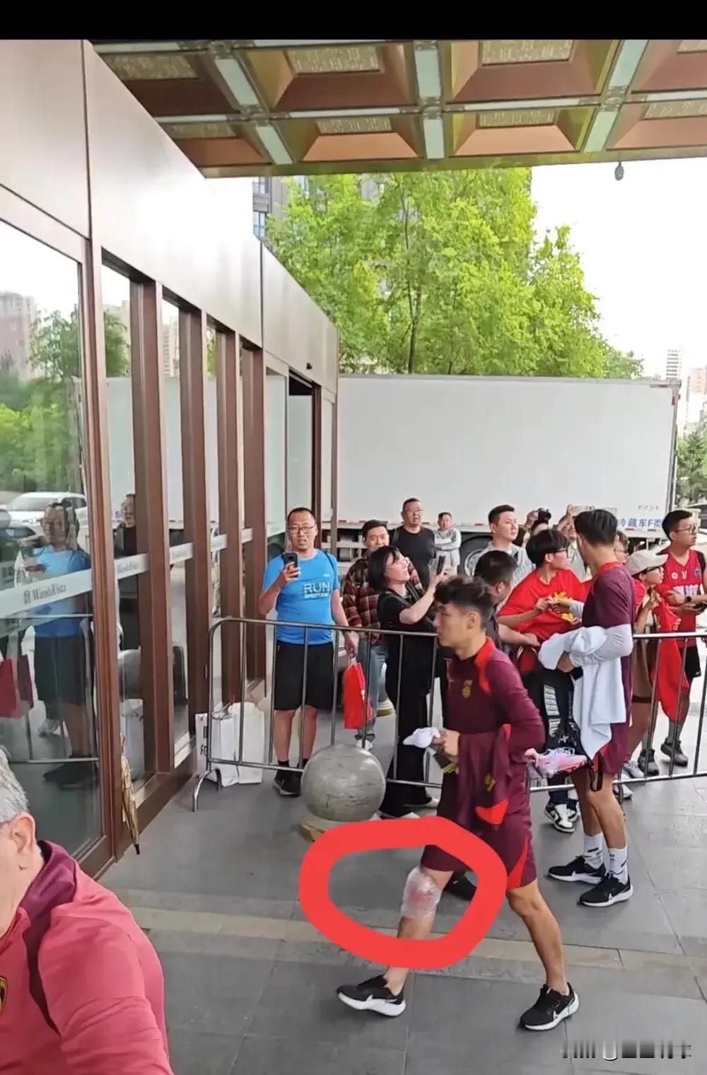 武磊伤了，这比赛还怎么踢？
1. 阿兰伤退了，没有随队去韩国。

2. 张玉宁伤