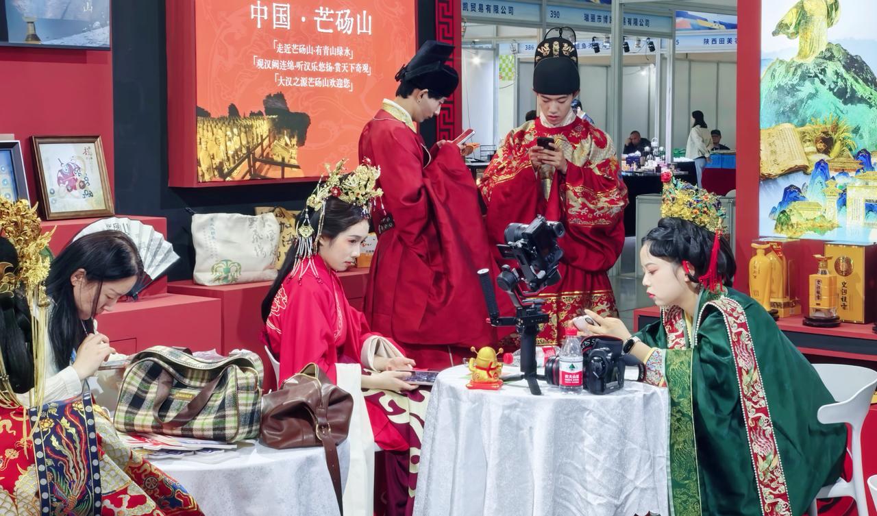 在西安旅博会上，发现了芒砀山展台，仿佛是历史的穿越，瞧！穿龙袍的举起自拍杆，戴凤