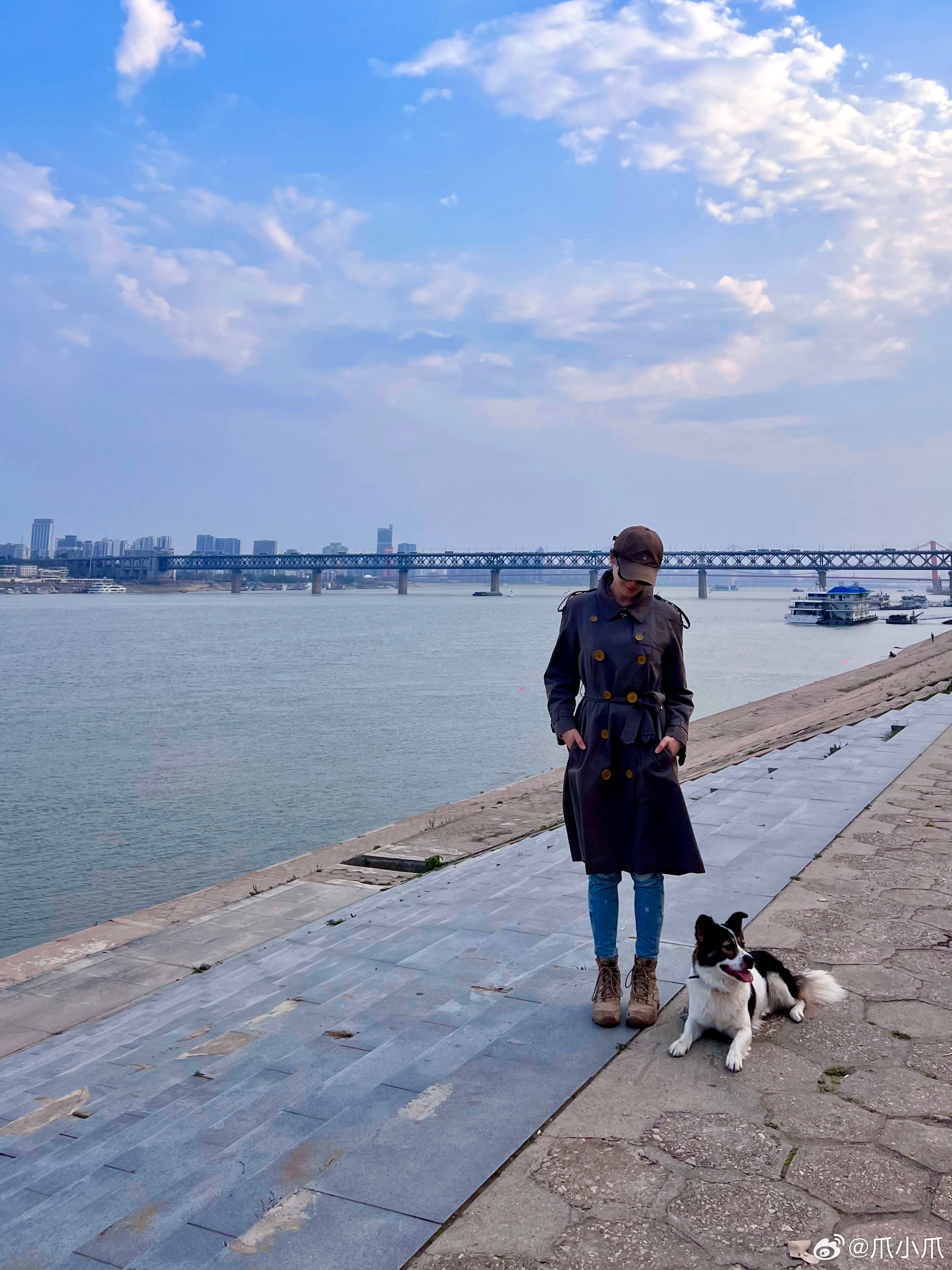 今天武汉天气特别好，下午我和Chris一起，带着我们家Clyde本来想去龟北路走