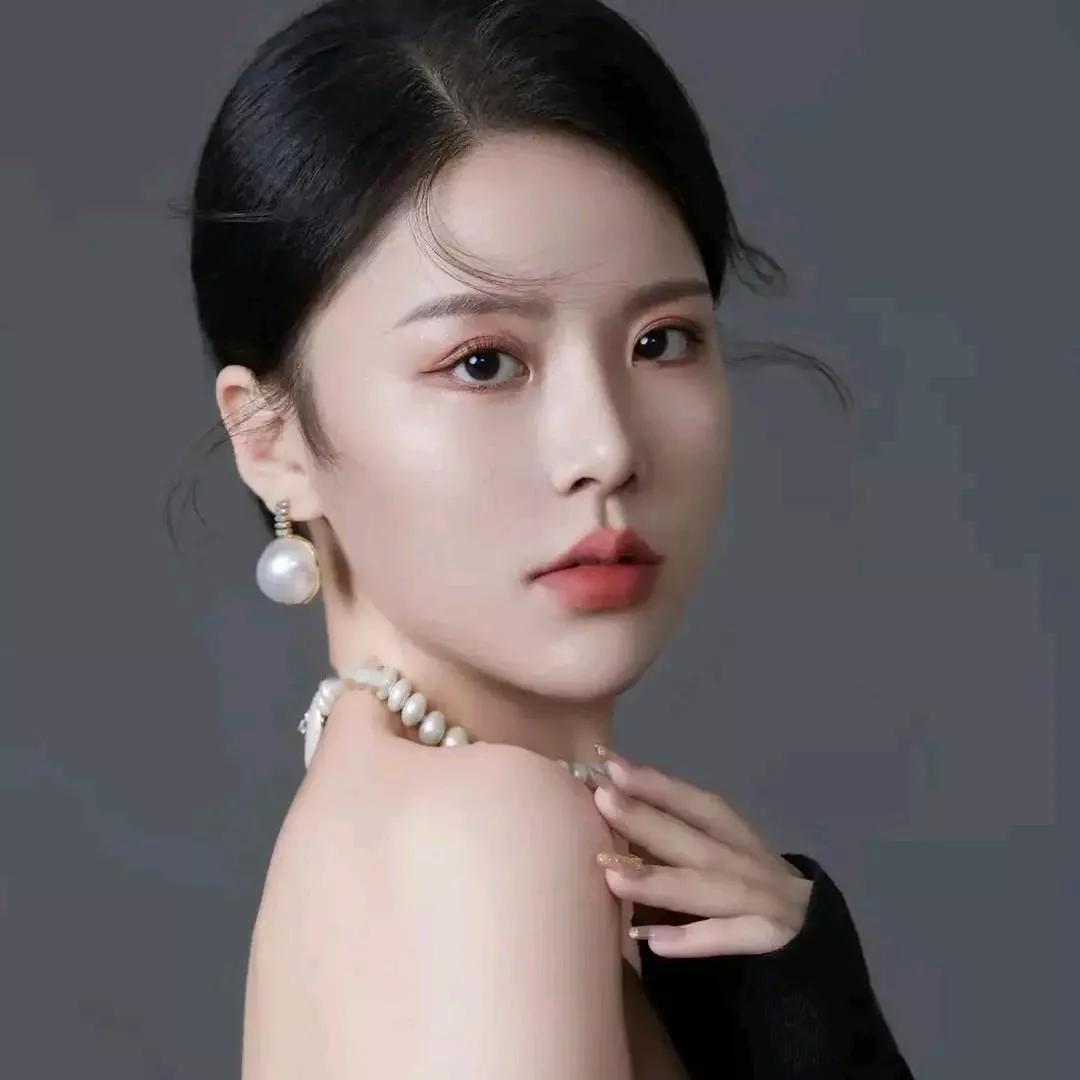 优雅珍珠耳环，精致妆容，展现女性魅力。气质耳环女 气质女耳饰 气质女人味耳环 珍