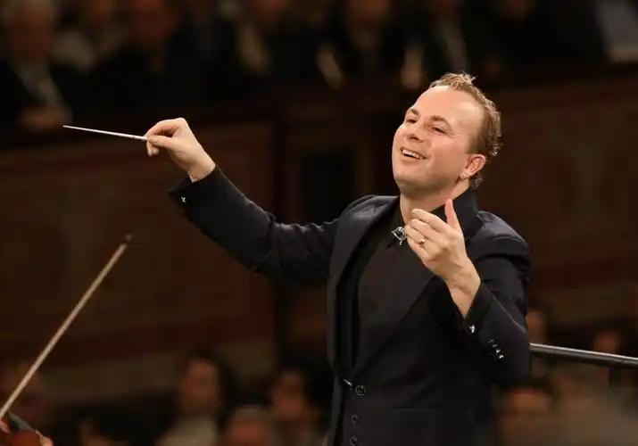 还别说，这位有点像美国的防长赫格赛斯，不知道的还以为他改行了呢，他的指挥风格很潇