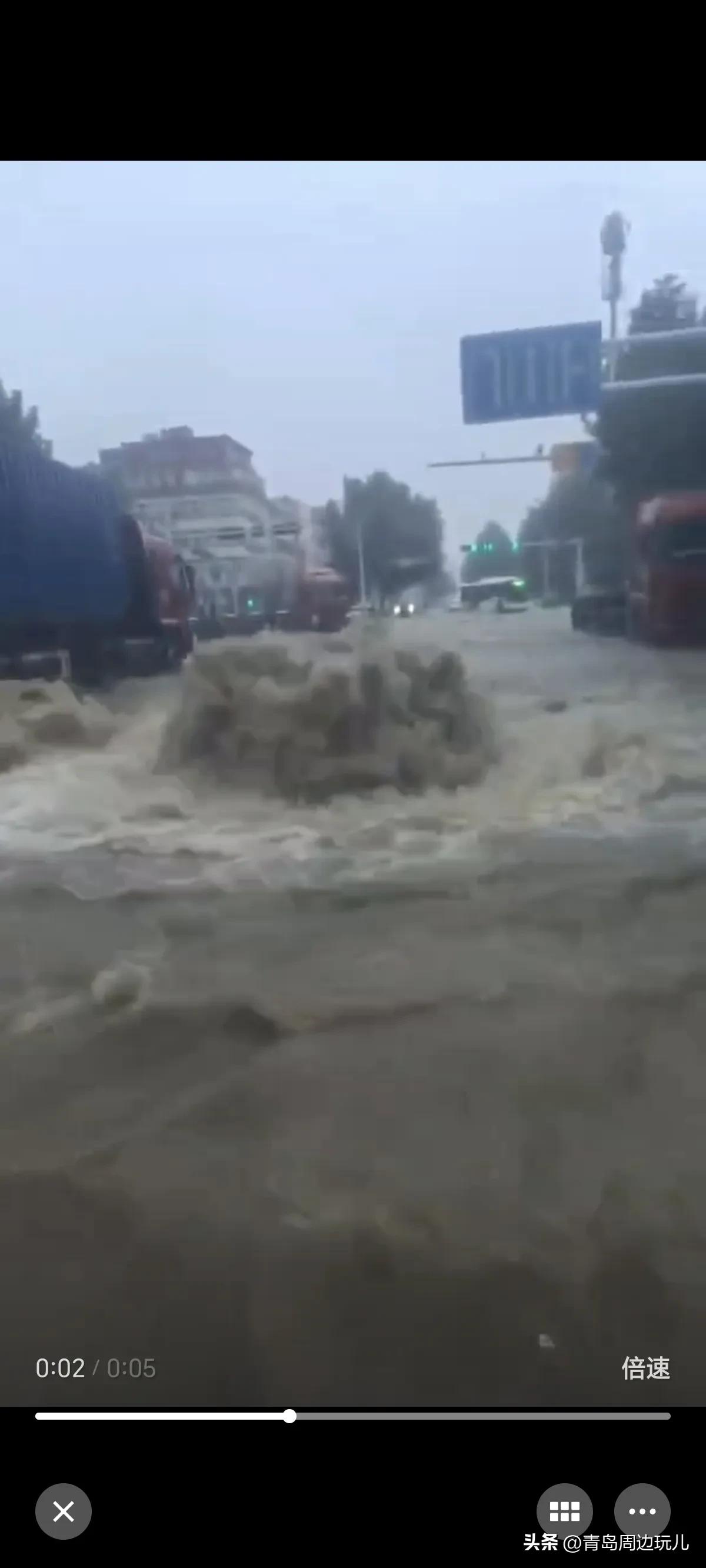 今天的雨好大，大雨一直下了两个小时不停，网友说215国道旁河道旁水都快满了，青岛