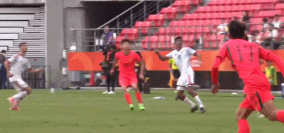中国U23男足vs阿联酋U23 阿联酋这个小动作真脏，12号空中把肘顶在了王钰栋