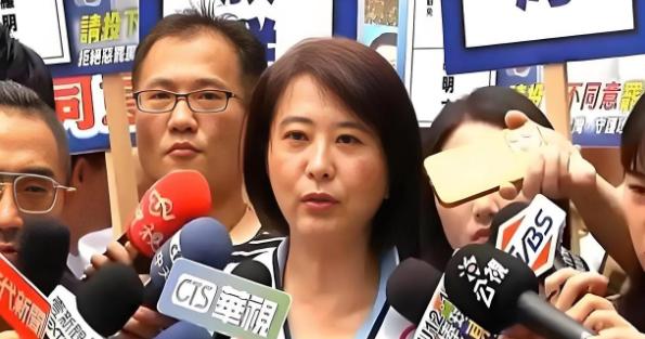国民党立委王鸿薇公开表态，若解放军再举行围台军演，将和民进党联手硬推，这话一出，