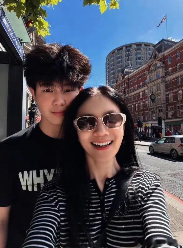 胡可晒出她和两个儿子的合照，安吉越来越帅气了！小鱼儿似乎比以前瘦了一些。 