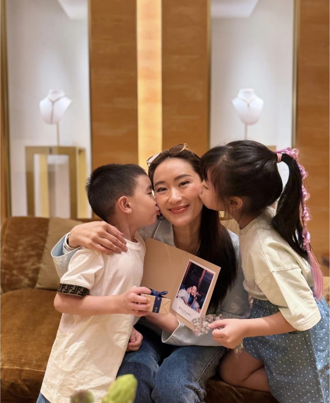 这是佩通坦8月12日泰国母亲节的一组生活照片。现在她就是普通的妈妈角色。曾经的她