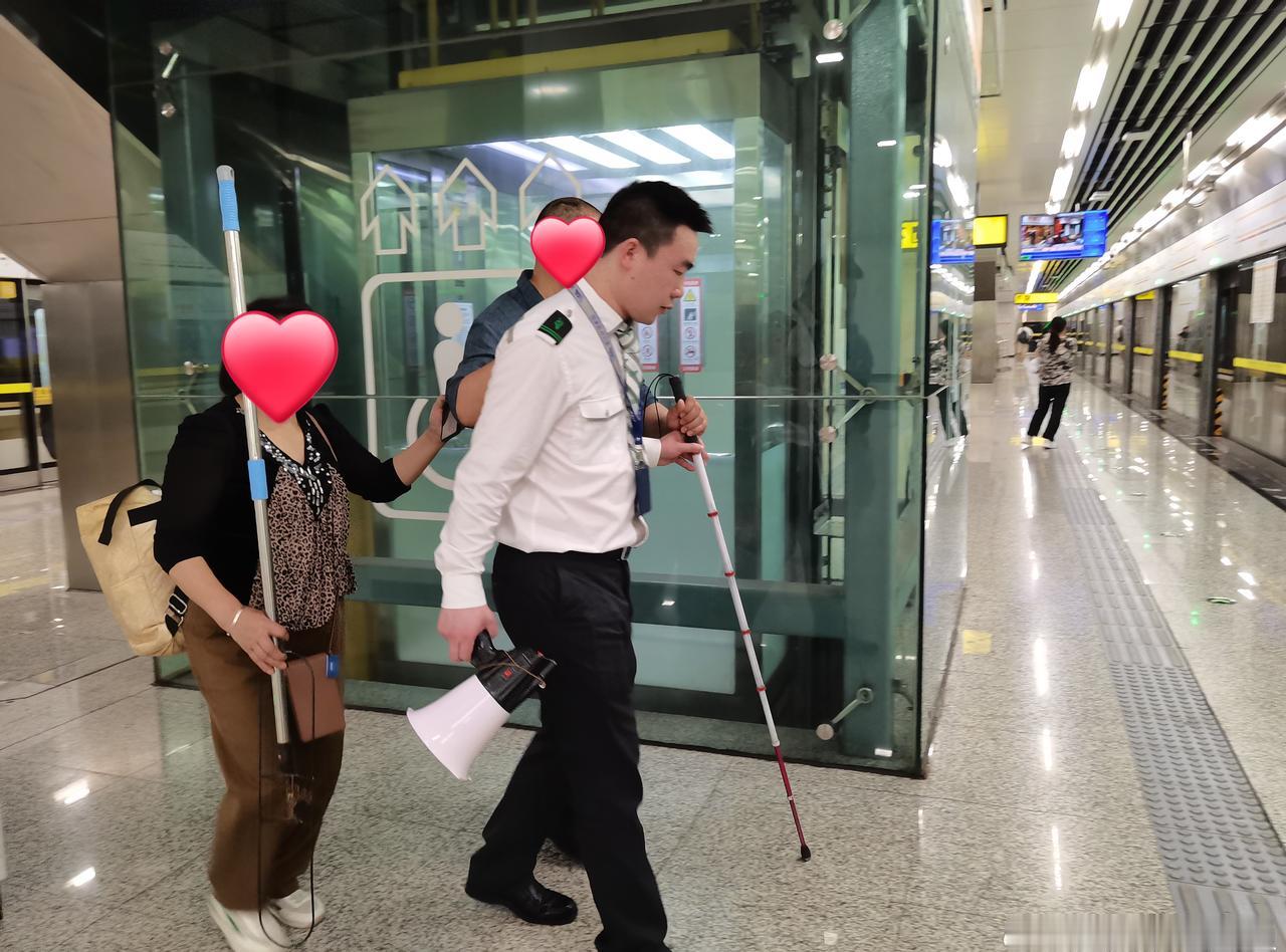 爱，在重庆轨道交通传递！视觉障碍乘客搭乘轨道交通出行，从护送进站到乘车，再到下车