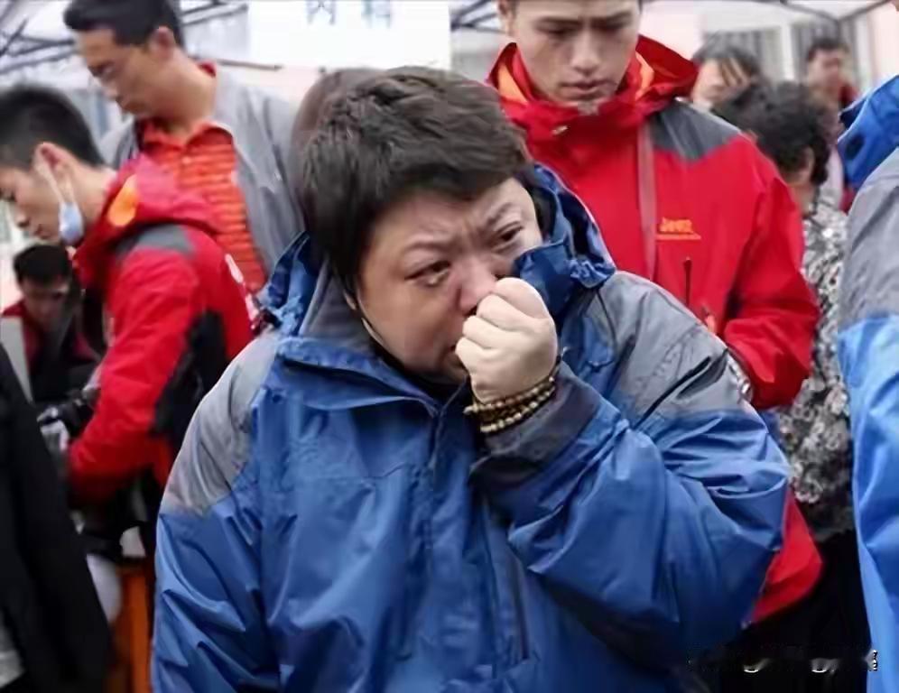 如果韩红为了挣钱就不搞这个慈善组织了，整得这么麻烦干嘛？唱唱歌，上一下综艺，轻轻