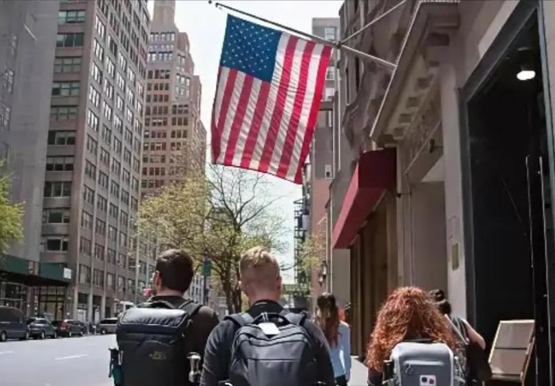 为什么移民美国的都不回来？

其实，很多人不是不想回，是回不来了。从他们踏出移民