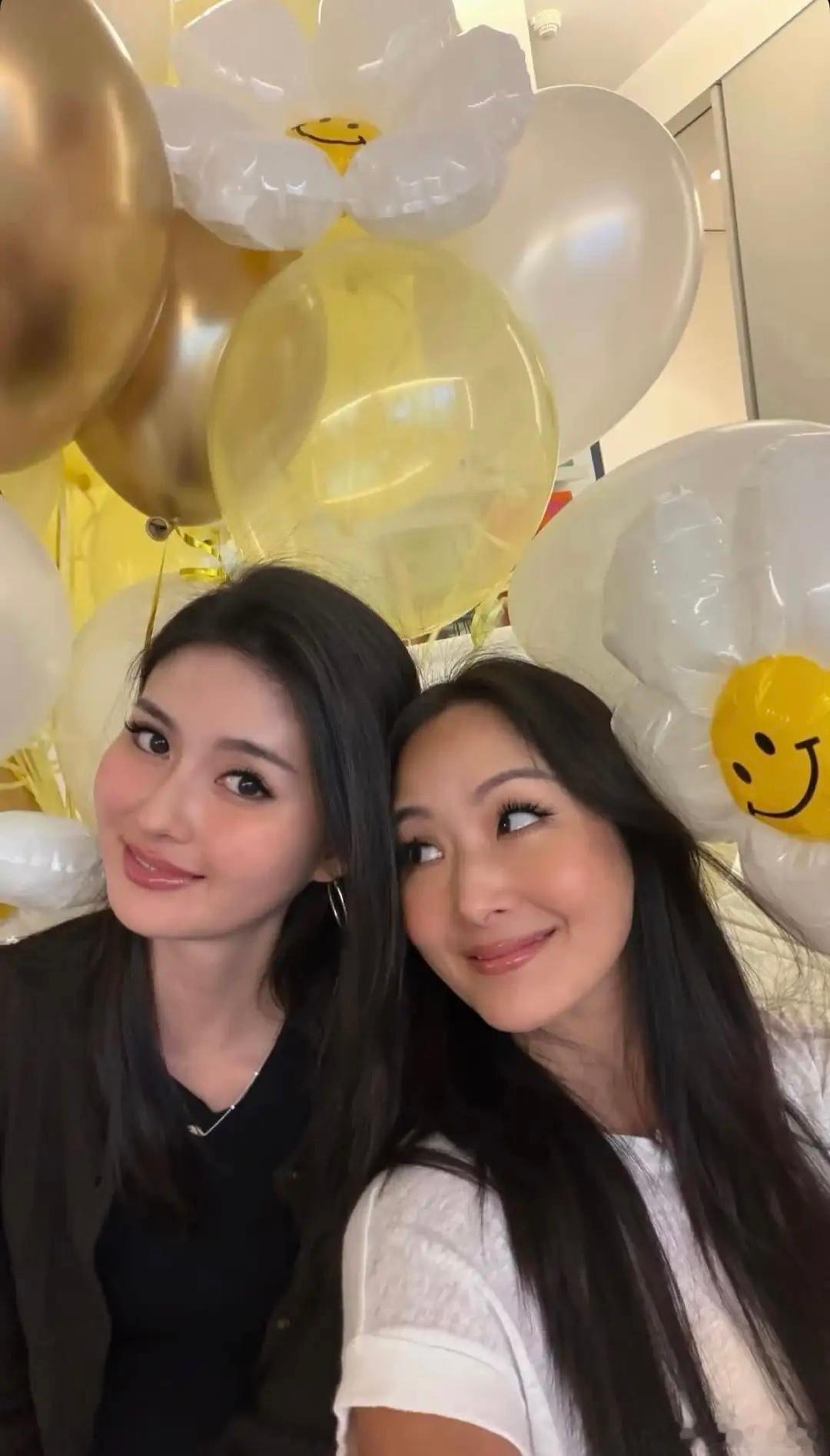 孙芸芸48岁生日同框26岁女儿，母女一个样像姐妹，一家冻龄高颜值！ 