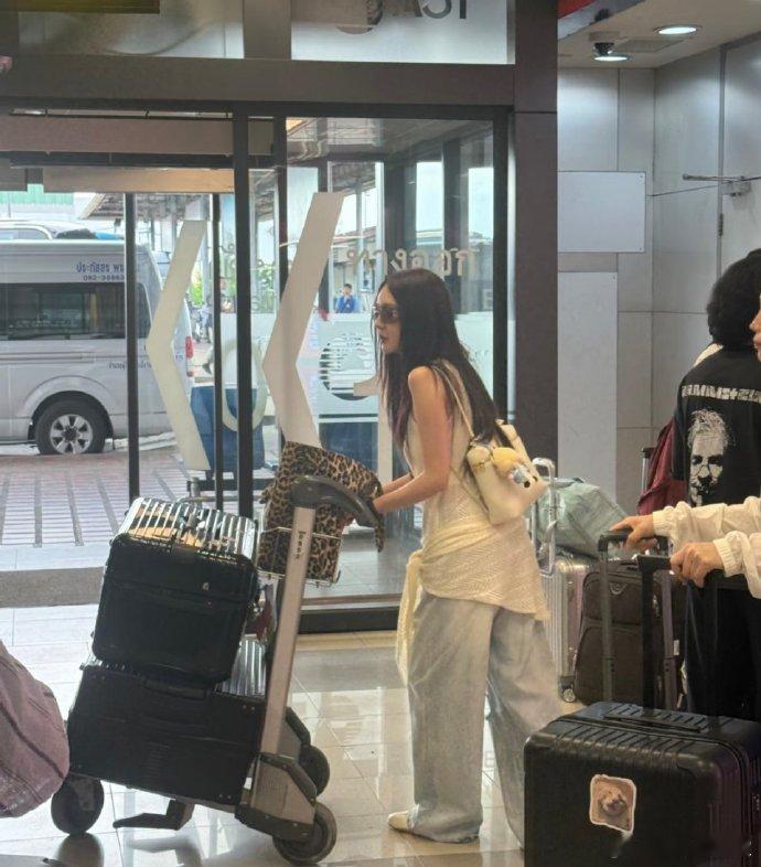 张雅琪靳梦佳录中餐厅路透 奔赴泰国清迈开启录制之旅，同框气质出众，新阵容让人越发