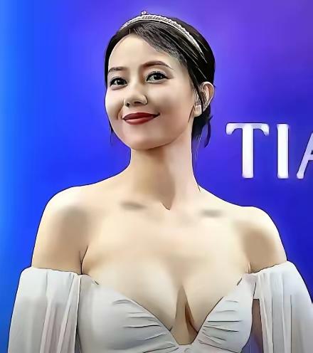 辣眼！演艺人的“漏点焦虑症”：漏得越大越红？这风气比红毯还辣
 
最近刷到这张图