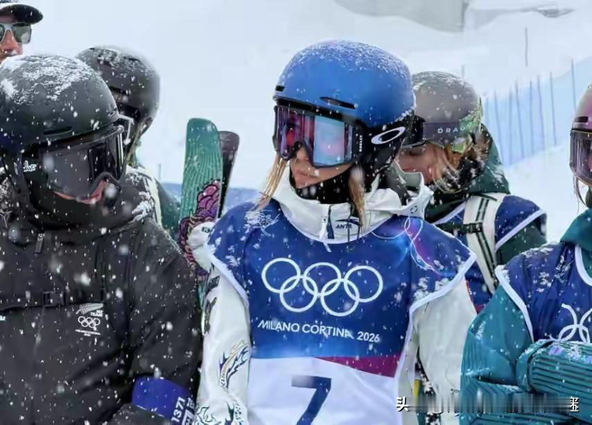 这次中国冬奥会的衣服太好看了，看看谷爱凌的战袍，简直就是一个字“飒”。不得不说中