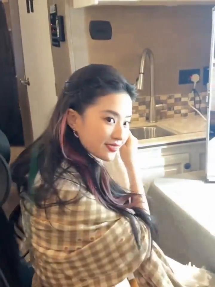 今天在楼上拍完了，现在终于拍完了，可以在这边放松一下，吃饭。