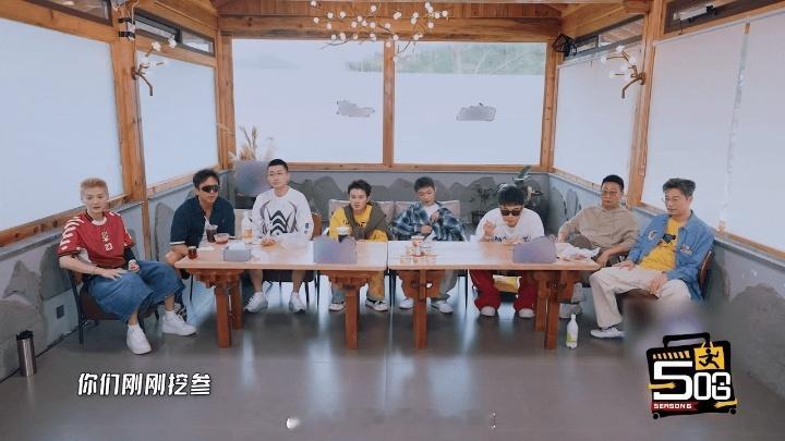 鹿晗跑着去看热闹鹿晗水都没放就去看热闹 鹿晗的好奇心也太重了！一听到动静，连手里