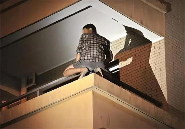 浙江，一男子住5楼，半夜没睡，突然听见窗外传来声响。男子大喊一声“谁？”岂料，窗
