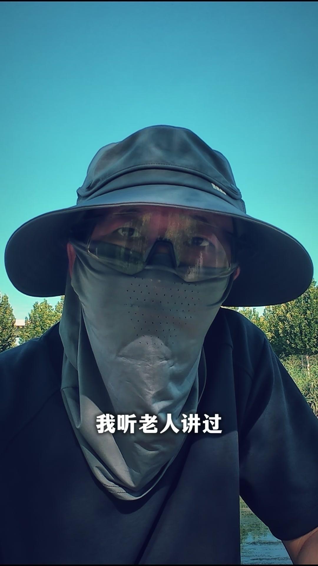 我听老人讲过，埋在地下的窖藏最常见的是瓷器或陶罐，尤其是逃难时藏的家当，多会塞在