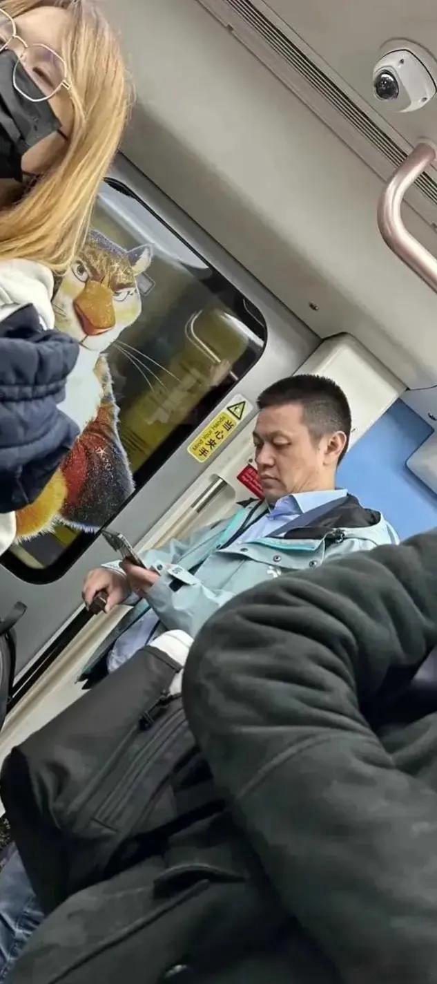 怪不得网友经常偶遇蔚来李斌下班挤地铁，国产挣钱的车企确实不多[苦涩]#蔚来卖一辆