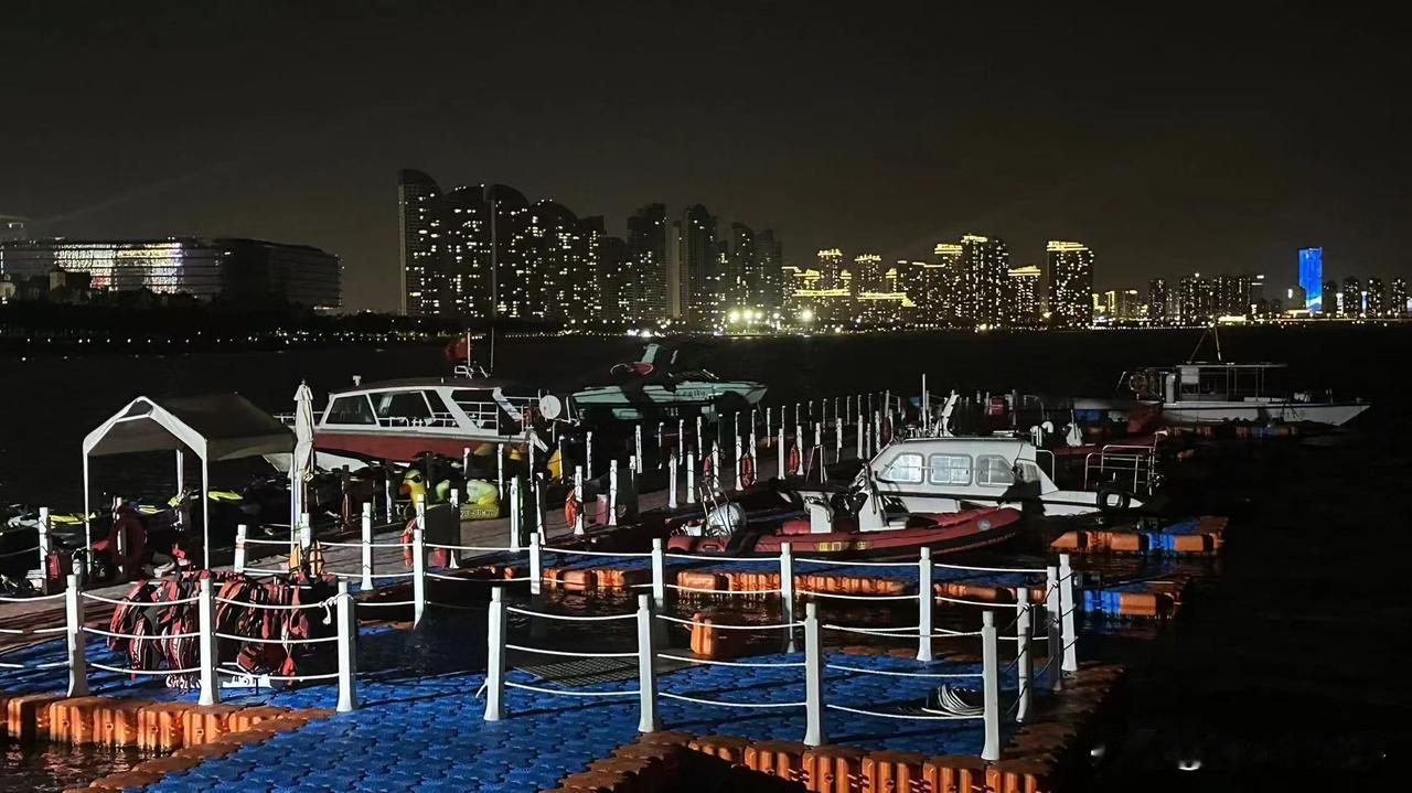 夜幕下的城市，每一束光都在跳跃和低语，诉说着一个个美丽传说。
分享一张你所在城市